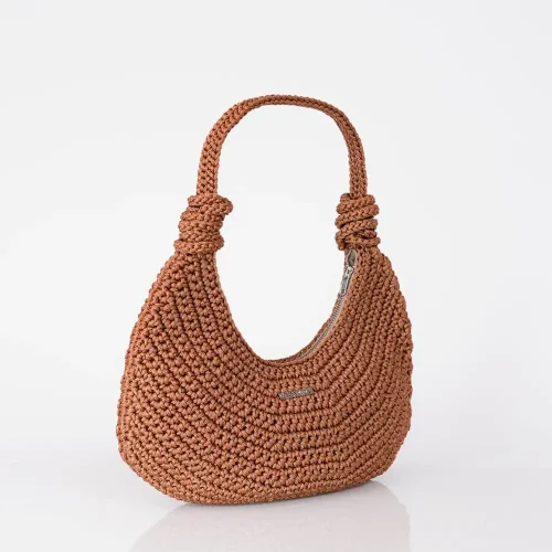 Vista geral da Mala Solange castanha da Dy’Kroché, feita à mão em croché com design curvo e alças com nós artesanais.